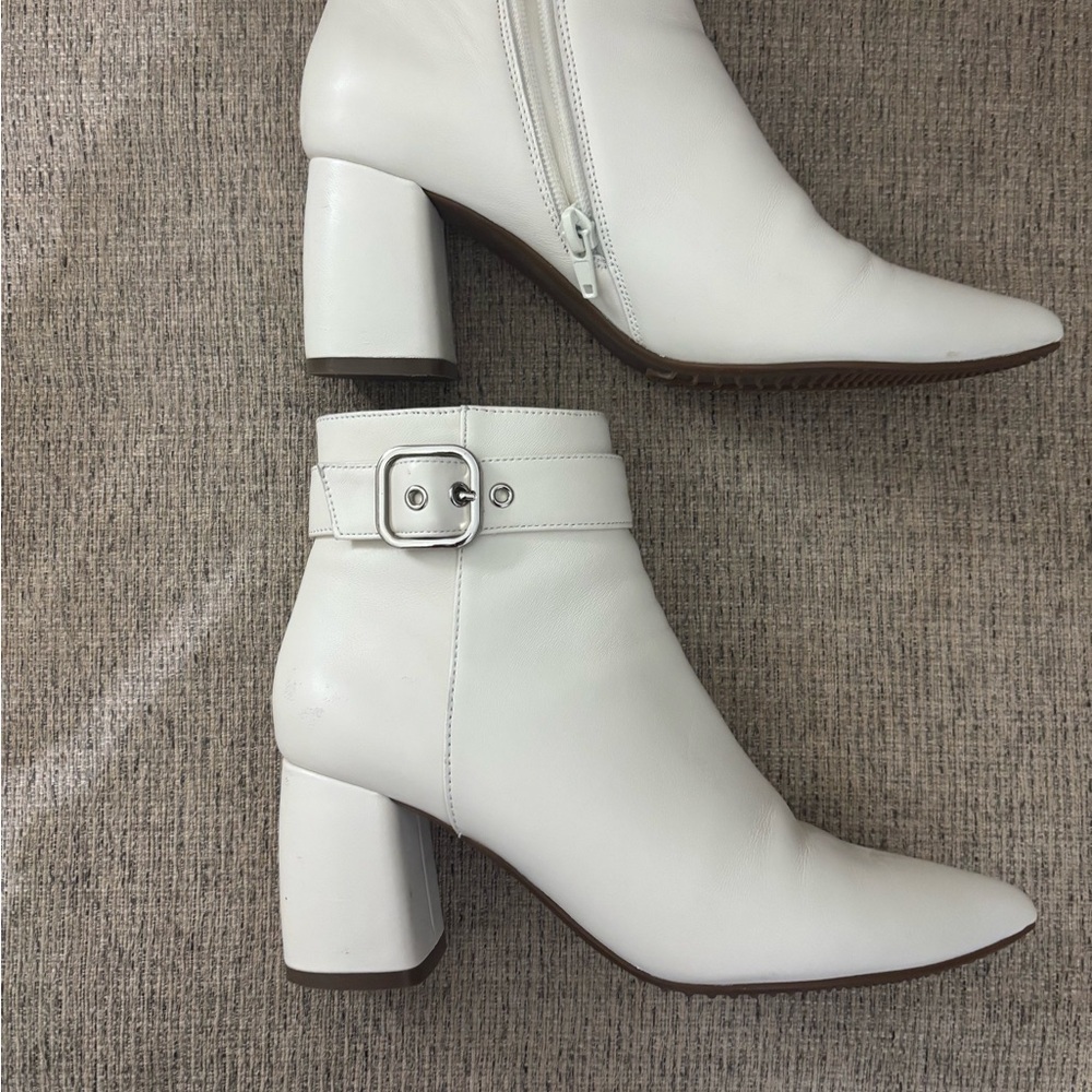 Vaneli Elegant Cream Ankle Boots
Size 7 1/2 NARROW
Pls know these are narrow! - Picture 3 of 6